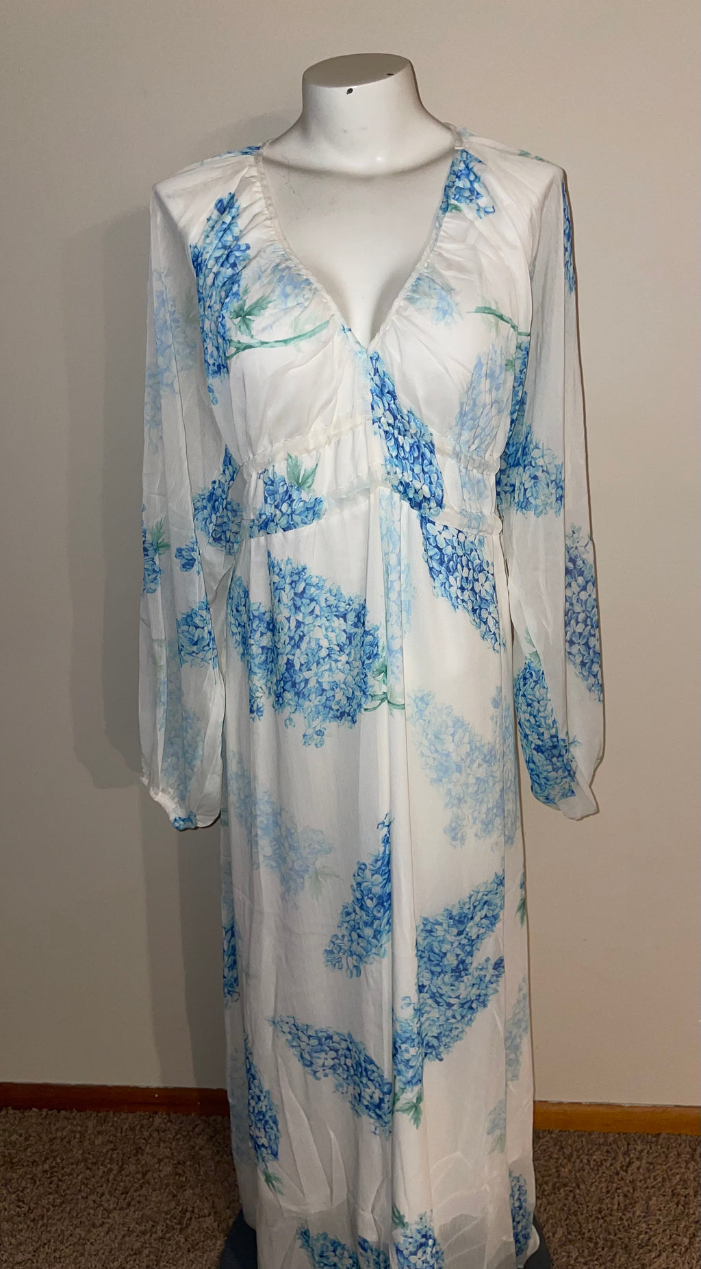 GORGEOUS SIZE MEDIUM+ blue and white floral dress