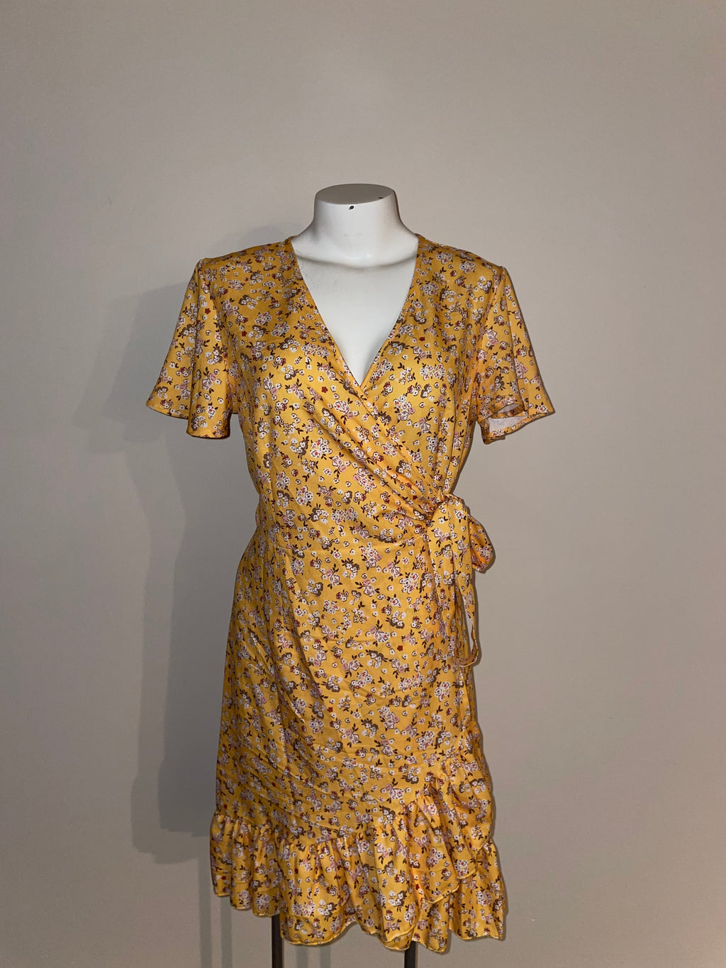 Yellow floral SIZE MEDIUM wrap dress