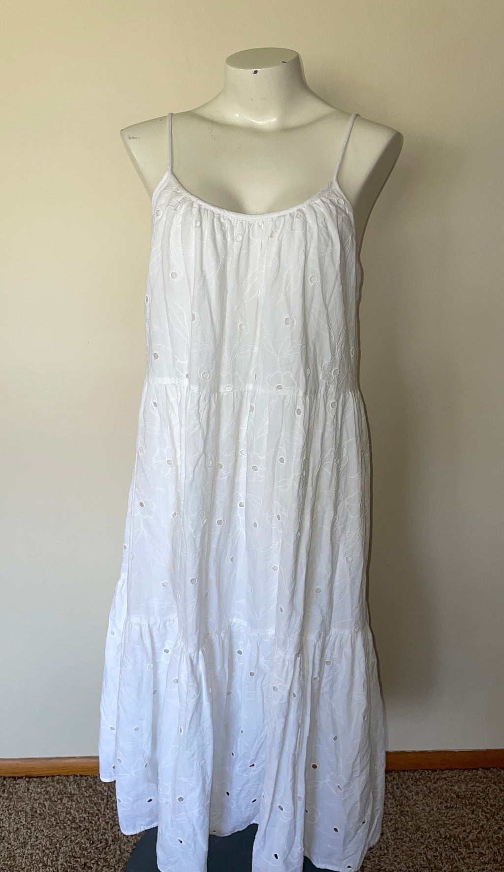 White, SIZE MEDIUM knee length dress